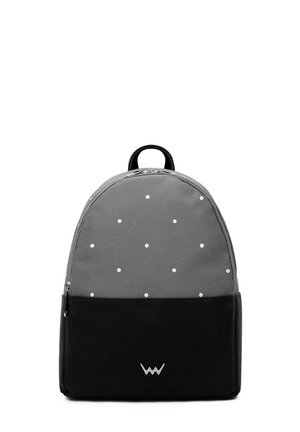 Rucksack mit grauem Polka-Dot-Muster, schwarzem Boden und schwarzer Beschlägen. Verfügt über eine abgerundete Form und einen oberen Griff für einfaches Tragen.