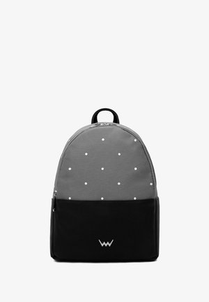Rucksack mit grauem Polka-Dot-Muster, schwarzem Boden und schwarzer Beschlägen. Verfügt über eine abgerundete Form und einen oberen Griff für einfaches Tragen.