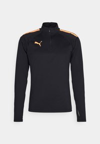 Schwarzes Langarm-Performance-Oberteil mit einem Viertel-Reißverschluss am Hals, ausgestattet mit orangefarbenen Schulterstreifen und einem Logo, aus glattem, dehnbarem Stoff gefertigt.