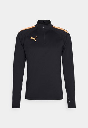 Zwarte lange mouw prestatie-top met een kwartrits hals, met oranje schouderstrepen en logo, gemaakt van een gladde, rekbare stof.
