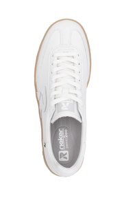 Baskets en cuir blanc avec une texture lisse, bout rond et semelle en caoutchouc gomme contrastante. Comprend des lacets et un logo sur la languette.