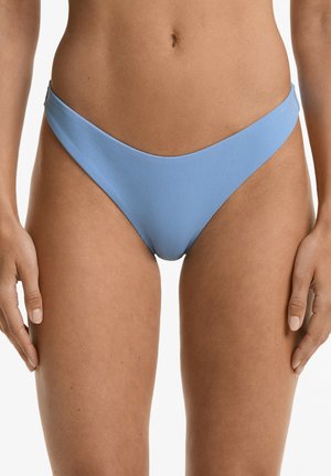 Lichtblauwe bikini onderkant met een gestructureerd, geribbeld patroon. Heeft een low-rise ontwerp en bijpassende zijkoorden.