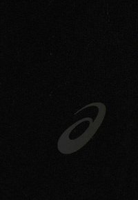 Logotipo de Asics sobre tela texturizada negra, sin personas ni objetos adicionales visibles.
