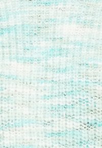 Πλεκτό ύφασμα με απαλή υφή που διαθέτει οριζόντιες ρίγες σε ανοιχτό γαλάζιο και λευκό, δημιουργώντας ένα διακριτικό εφέ διαβάθμισης σε όλο το μήκος του.