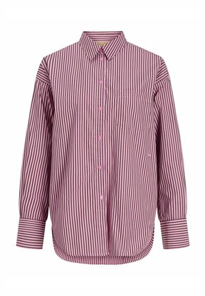 Chemise à manches longues boutonnée avec des rayures verticales roses et marron foncé et une poche poitrine sur fond blanc.