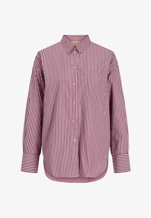 Chemise à manches longues boutonnée avec des rayures verticales roses et marron foncé et une poche poitrine sur fond blanc.