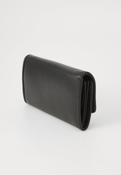 Portafoglio in pelle nera con una texture liscia, forma rettangolare e design chiuso. Presenta cuciture visibili e un compartimento interno.