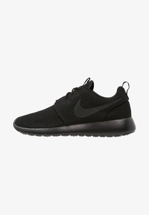 Czarny but do biegania Nike z siateczkową tkaniną, sznurowadłami i grubą podeszwą, pokazany z profilu na białym tle.