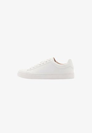 Witte leren sneaker met een laag ontwerp, ronde neus en zes veterogen. Heeft een gladde textuur en minimale stikseldetails.