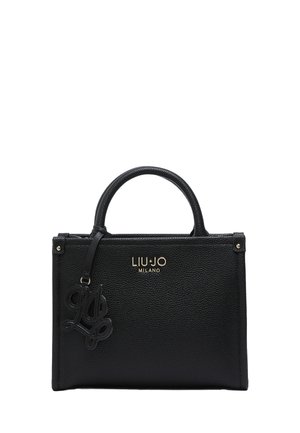 Bolso de mano de cuero negro texturizado con dos asas, logo dorado "LIU·JO MILANO" y un adorno decorativo negro colgando de una de las asas.