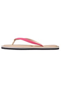 Flip-Flop-Sandale mit einem pinken strukturierten Riemen, beigem Fußbett, schwarzer Laufsohle und weißen Streifen entlang der Kante. Einfaches, leichtes Design.