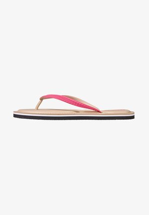 Flip-Flop-Sandale mit einem pinken strukturierten Riemen, beigem Fußbett, schwarzer Laufsohle und weißen Streifen entlang der Kante. Einfaches, leichtes Design.