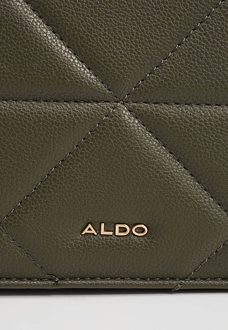Portefeuille en cuir vert olive avec matelassage en losanges, arborant un logo métallique « ALDO » en or. Surface texturée avec des détails de couture visibles.