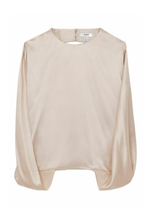 Blusa de satén beige de manga larga con cuello redondo, cierre de botones en la parte posterior y una ligera abertura en forma de ojal debajo del cuello.