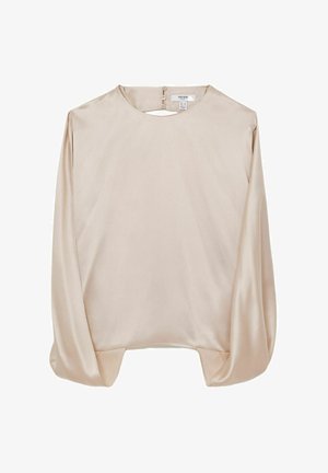 Beige Satinbluse mit langen Ärmeln, rundem Halsausschnitt, Knopfverschluss am Rücken und einer leichten Schlüssellochöffnung unter dem Kragen.