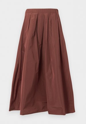 Jupe longue plissée marron taille haute avec ourlet large, fabriquée en tissu léger, présentée sur un fond blanc uni.