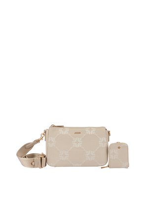 Bež torbica čez telo z nastavljivim trakom in manjšo usklajeno torbico z zadrgo, obe s subtilnim krožnim vzorcem in zlato kovinsko opremo.