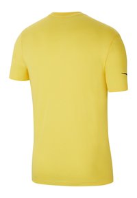 Korte mouwen gele katoenen T-shirt met een ronde hals en een zwart logo op de linkermouw. Soepele textuur en aansluitend ontwerp.