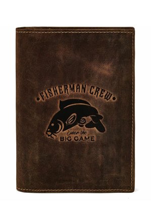 Cartera de cuero marrón oscuro con relieve de un pez y el texto "Fisherman Crew Enter the Big Game" con costuras visibles a lo largo de los bordes.