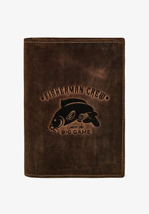 Dunkelbraunes Lederportemonnaie mit einer Prägung eines Fisches und dem Schriftzug „Fisherman Crew Enter the Big Game“ sowie sichtbaren Nähten an den Kanten.
