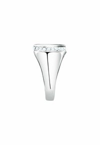 Söljering med en avsmalnande design, prydd med en rad klara stenar längs den övre kanten. Slät, polerad yta med en reflekterande finish.