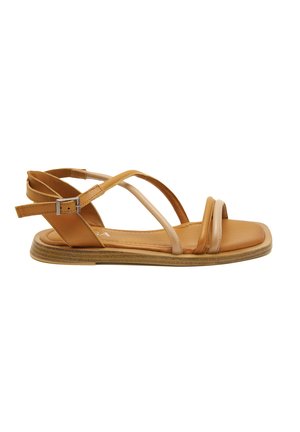 Tan leren sandalen met kruisbanden, beige accenten, een platte zool en een gesp-sluiting. Eenvoudig ontwerp met een gladde textuur.