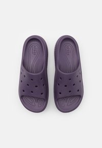 Paarse instapklompen van rubber, met meerdere ventilatiegaten, een gewoontede voetbed en een gladde bovenkant.