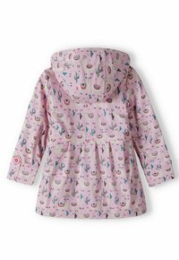 Veste imperméable rose avec imprimé lama et cactus, dotée d'une capuche, de manches longues et de boutons décoratifs aux poignets.