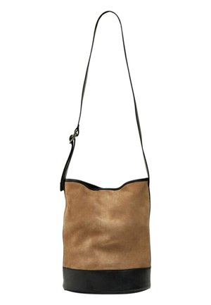 Sac seau en daim marron avec base en cuir noir et bandoulière noire ajustable, présenté sur un fond blanc.