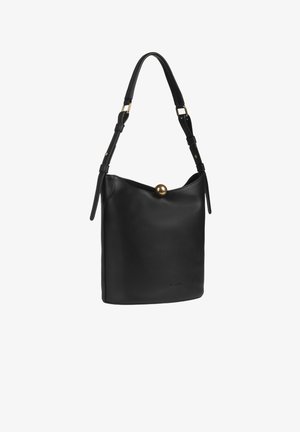 Schwarze Lederschultertasche mit verstellbarem Riemen und kugelförmigem goldfarbenem Verschluss oben in der Mitte.