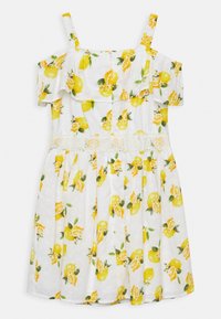 Weißes ärmelloses Kleid mit schulterfreiem Rüschendetail, mit einem Zitronendruck und Spitzenakzenten an der Taille, und einem ausgestellten Rock.