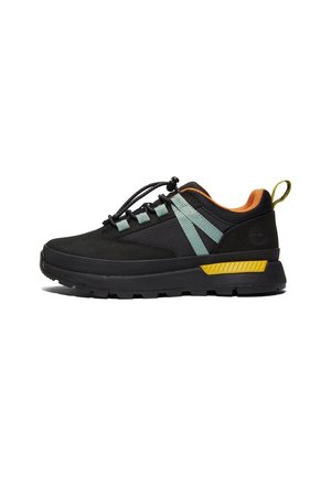 Czarny niski sneaker z jasnoniebieskimi paskami, pomarańczową podszewką, żółtym akcentem na pięcie i czarnymi sznurowadłami z szybkim zaciskaniem, widok z boku na białym tle.