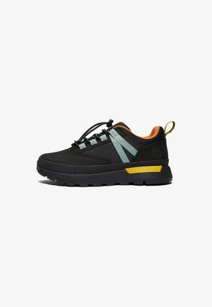 Czarny niski sneaker z jasnoniebieskimi paskami, pomarańczową podszewką, żółtym akcentem na pięcie i czarnymi sznurowadłami z szybkim zaciskaniem, widok z boku na białym tle.