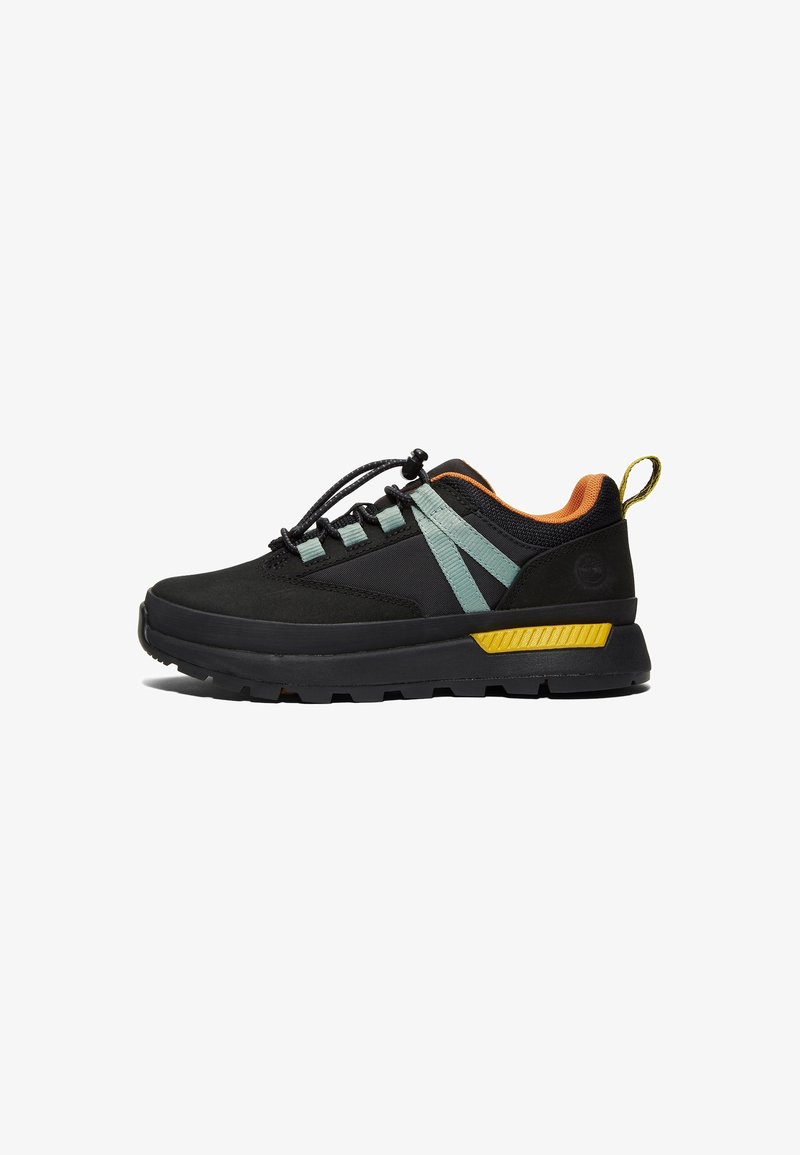 Baskets basses noires avec des rayures bleu clair, doublure intérieure orange, accent jaune au talon et lacets noirs à tirage rapide, vue latérale sur fond blanc.