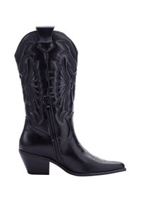 Botas de vaquero de cuero negro con punta afilada, diseño grabado y cremallera lateral. Presentan un tacón apilado y costuras decorativas.