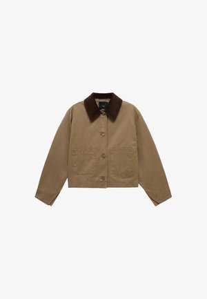 Giacca in cotone marrone con colletto in velluto a coste, apertura con bottoni e due grandi tasche applicate. Design ampio con maniche lunghe e lunghezza cropped.