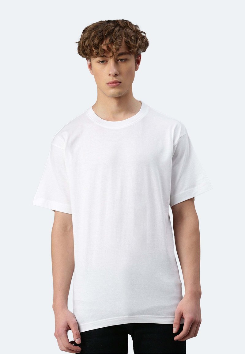 Weißes Baumwoll-T-Shirt mit kurzen Ärmeln, Rundhalsausschnitt und lockerer Passform, auf einem neutralen Hintergrund präsentiert. Keine auffälligen Muster oder Akzente.