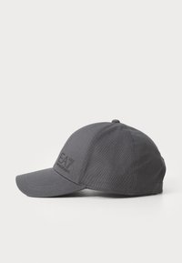 Grå baseballcaps med strukturert krone og buet brem. Har en subtil tekstur og en tonet EA7-logo foran.