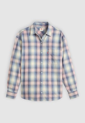 Camicia a quadri in morbido tessuto misto cotone, colori blu chiaro, rosa e crema, con frontale a bottoni e taschino sul lato sinistro del petto.
