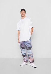 Karl Kani BAGGY METAVERSE - Straight leg jeans - multicolor