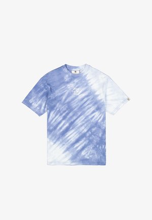 Camiseta de teñido anudado azul claro con cuello redondo, mangas cortas y una pequeña frase impresa en el frente. Tejido de algodón suave.