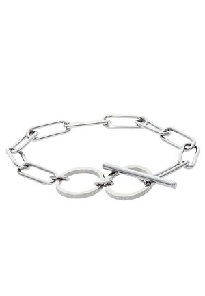 Zilveren kettingarmband met langwerpige schakels en een toggle-sluiting met twee ronde ringen gegraveerd met tekst.