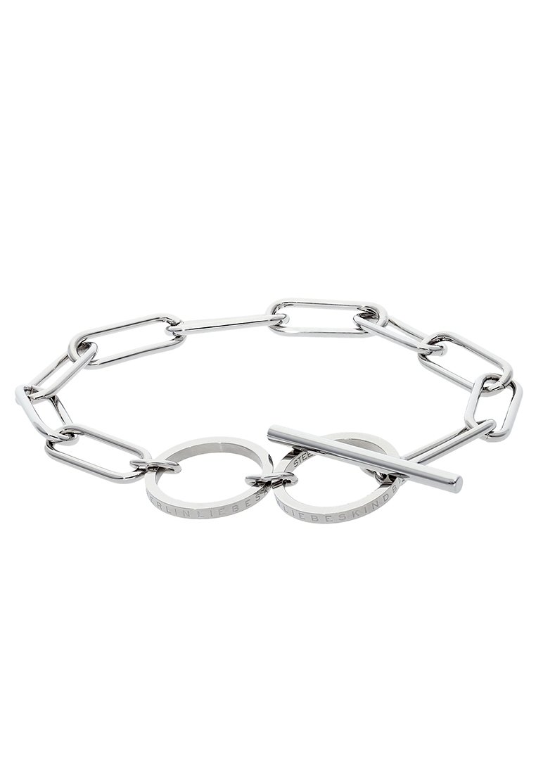 Bracelet chaîne en argent avec des maillons allongés et un fermoir à bascule présentant deux anneaux circulaires gravés de texte.