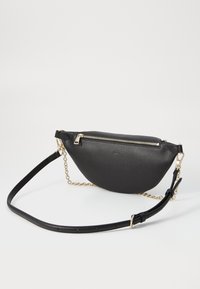 Borsa a tracolla in finta pelle nera con un design curvo, zip dorata e tracolla con catena. Caratterizzata da una superficie liscia e uno stile minimalista.