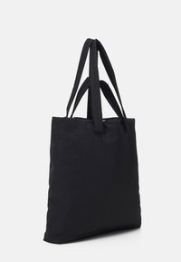 Czarna torba na ramię wykonana z trwałego materiału z podwójnymi uchwytami, prostokątny kształt, gładka faktura oraz bez widocznych wzorów czy elementów metalowych.