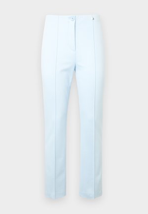 Pantaloni azzurri su misura con una texture liscia, dotati di due bottoni frontali, tasche laterali e sottili cuciture verticali per modellare la forma.