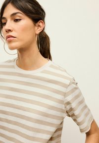 Next HEAVYWEIGHT SHORT SLEEVE CREW NECK STANDARD - Marškinėliai su spaudiniu - stone