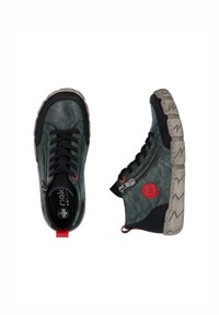 Baskets montantes en cuir vert avec des accents noirs, fermeture à lacets et à glissière, semelle texturée et détail de logo rouge. La paire est montrée de dessus et sur le côté.