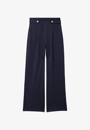 Pantalon large à rayures fines bleu marine avec plis devant et boutons décoratifs dorés sur les pattes de la ceinture.