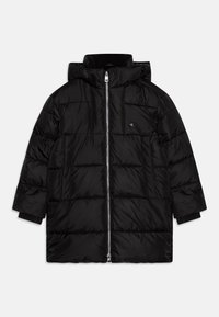 Schwarze Paffermantel mit Kapuze, mit einem gesteppte Design, Frontreißverschluss und elastischen Bündchen. Das Material hat eine glatte, glänzende Oberfläche.